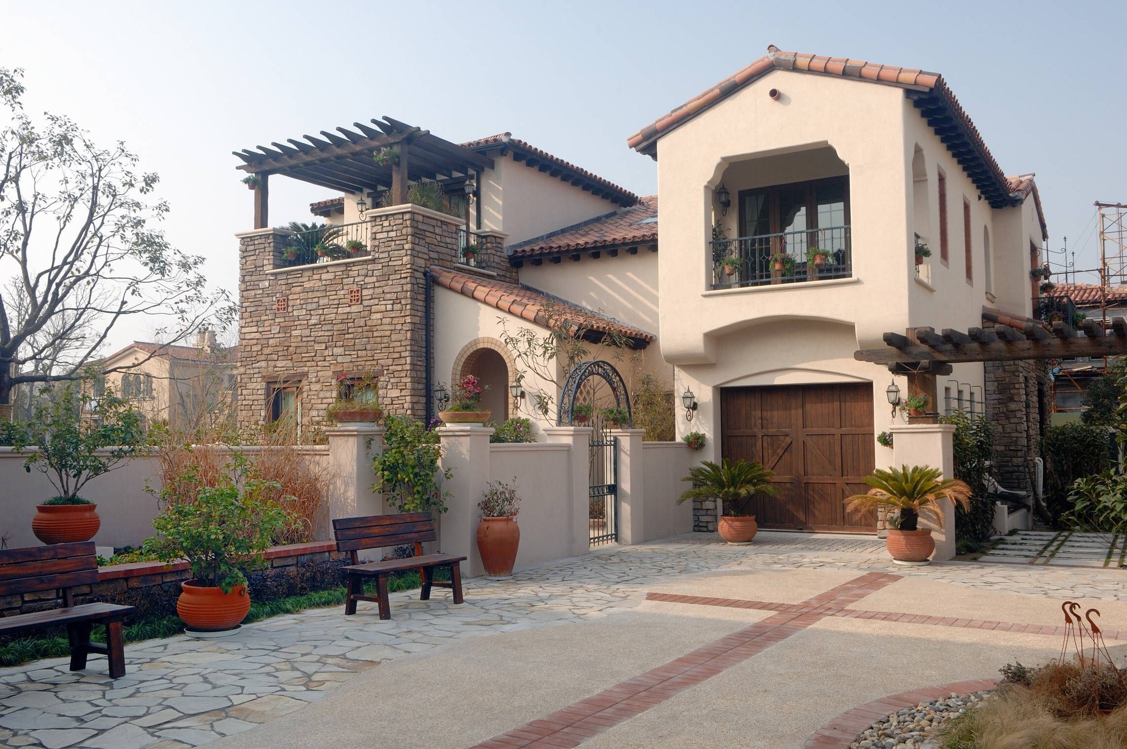 在布局上采用中国传统的天圆地方的概念,每4户别墅之间形成一个超大的