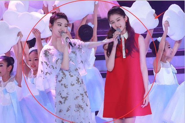 关晓彤景甜未修照堪比"整容",离开百万修图师后,粉丝直说不敢看_造型