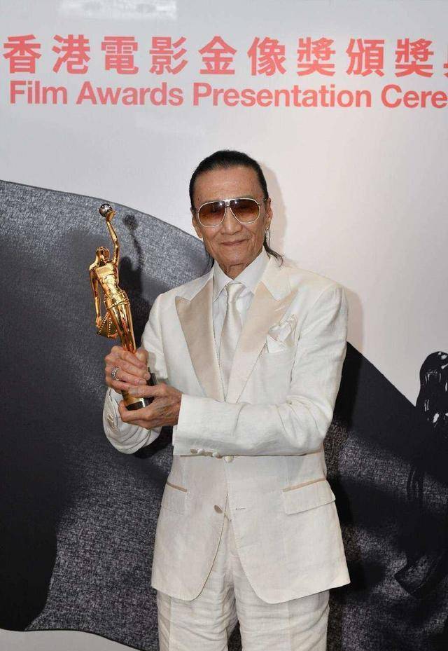 83岁谢贤活成男人榜样!穿工装衫精神抖擞,健硕身材引迷妹尖叫!