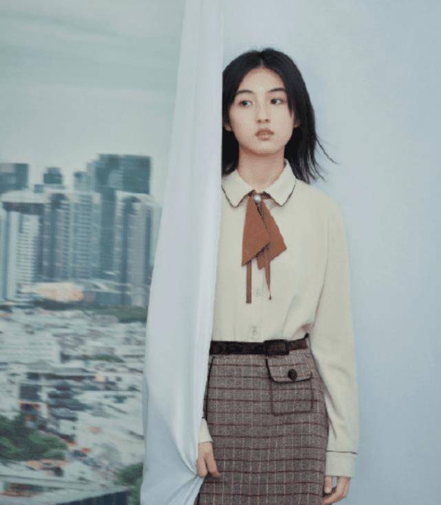 张子枫机场照曝光,茶色外套配"破洞裤",毫无女星的偶像包袱_休闲_时尚