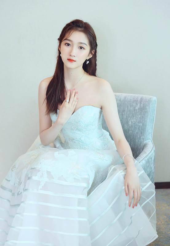 顶流女友的颜值"天花板",关晓彤晒照,肤白貌美大长腿一样不缺_国民