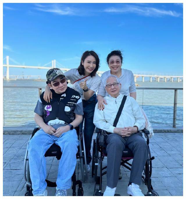 黎姿晒照庆结婚周年,68岁马延强搞浪漫送花,夫妻同框似两代人_马廷