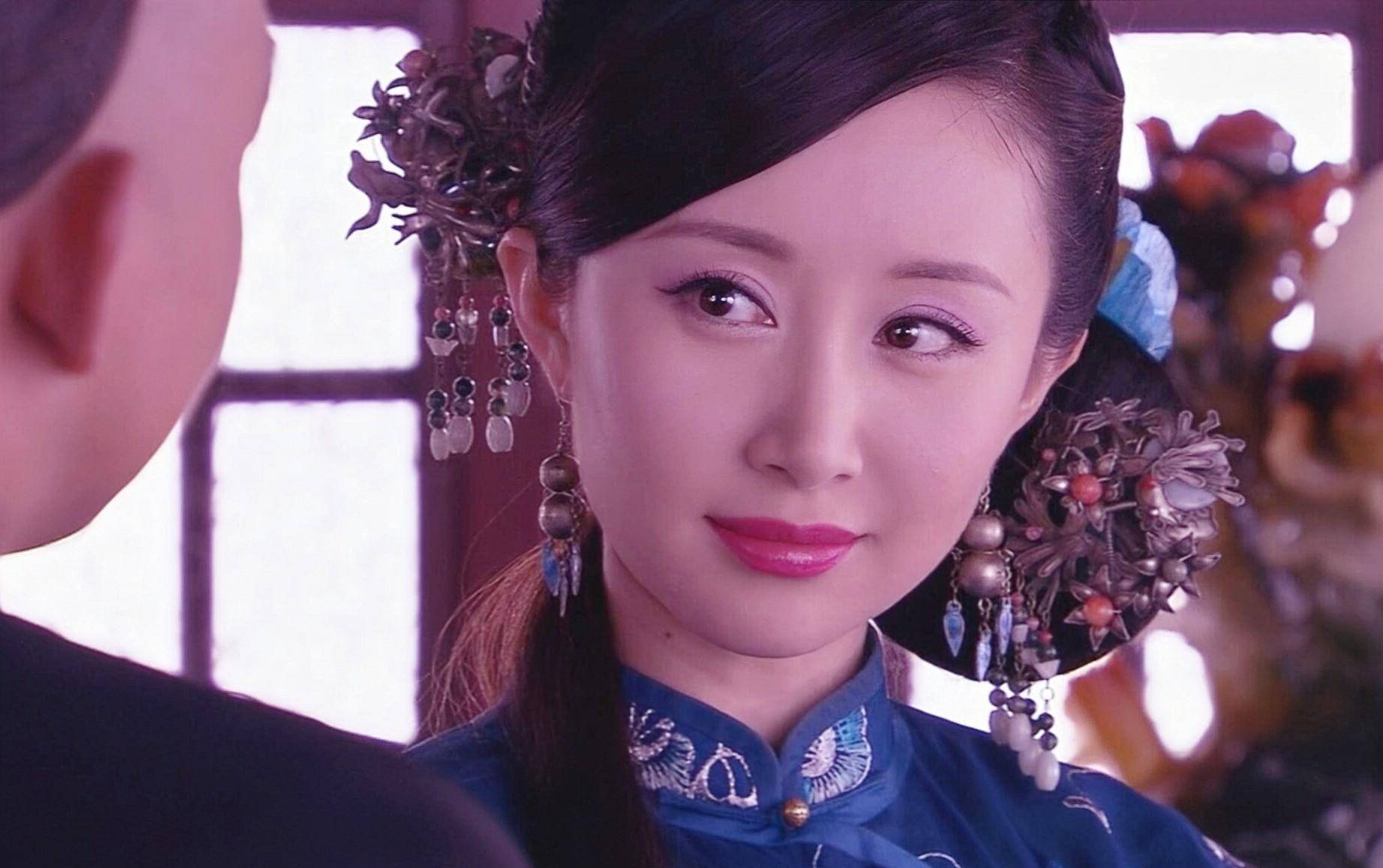 在《宫锁珠帘》中,她扮演了一对性格迥异的孪生姐妹,分别是早年入宫的