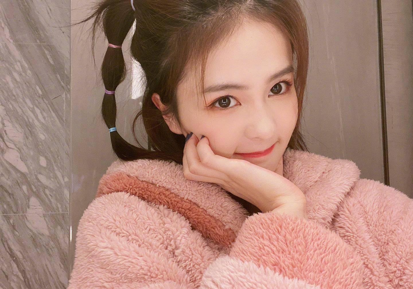 装美走一波,白鹿穿美粉色睡衣晒自拍,双马尾很是俏皮可爱!