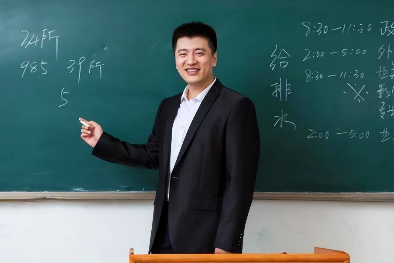 好样的,张雪峰将向郑州大学捐款300万,用于资助郑大贫困新生_母校