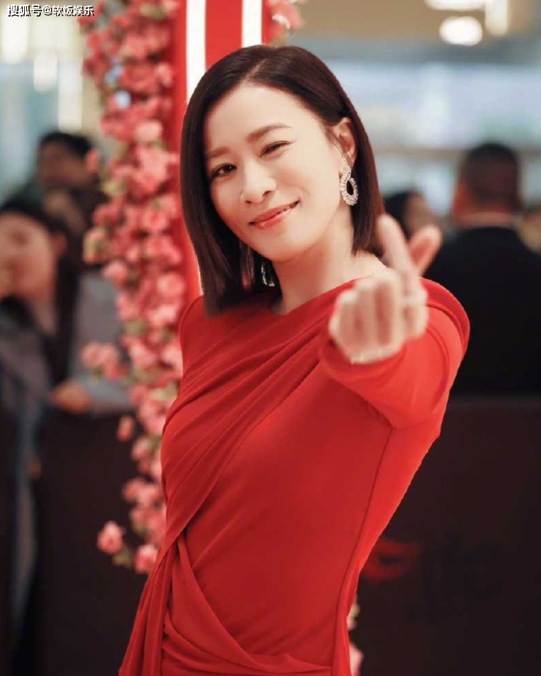 对于佘诗曼来说,48岁的年龄其实已经很紧张了.