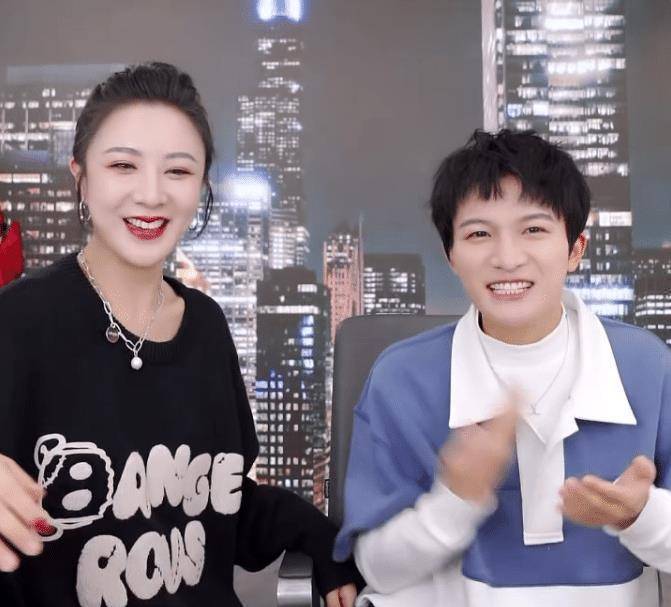 周深直播秀高音,震破高脚杯吓出表情包,反应实在出乎意料_薇娅_杯子