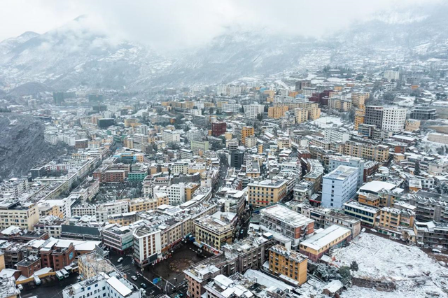 初雪降临美姑:勾勒出冬日的别样景致_街道_居民_雪花