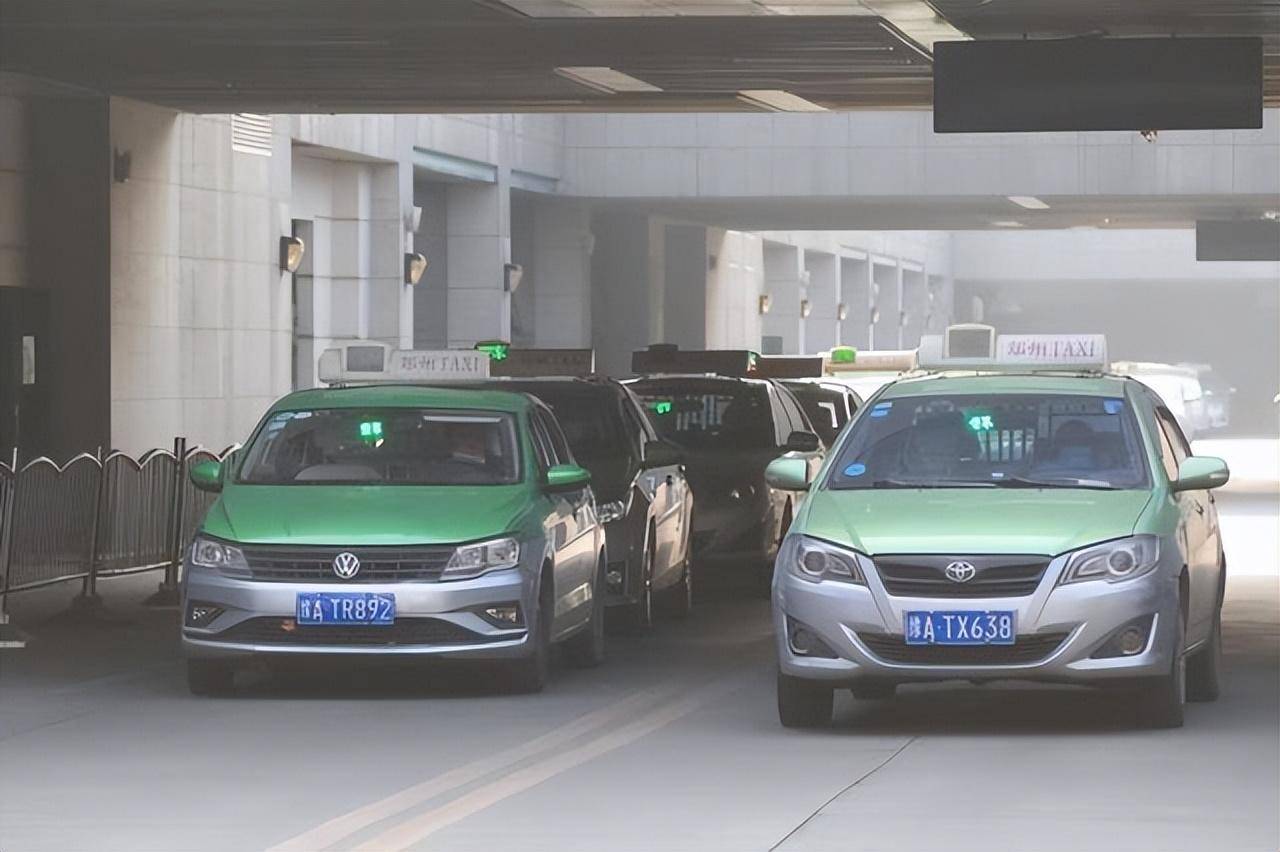 四川达州一男生放学乘出租遭3个黑车司机纠缠,拦着不准走,知情人透露