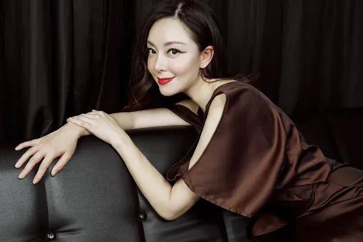 许榕真,毕业于上海戏剧学院表演系中国话剧,影视女演员主持人,_观众