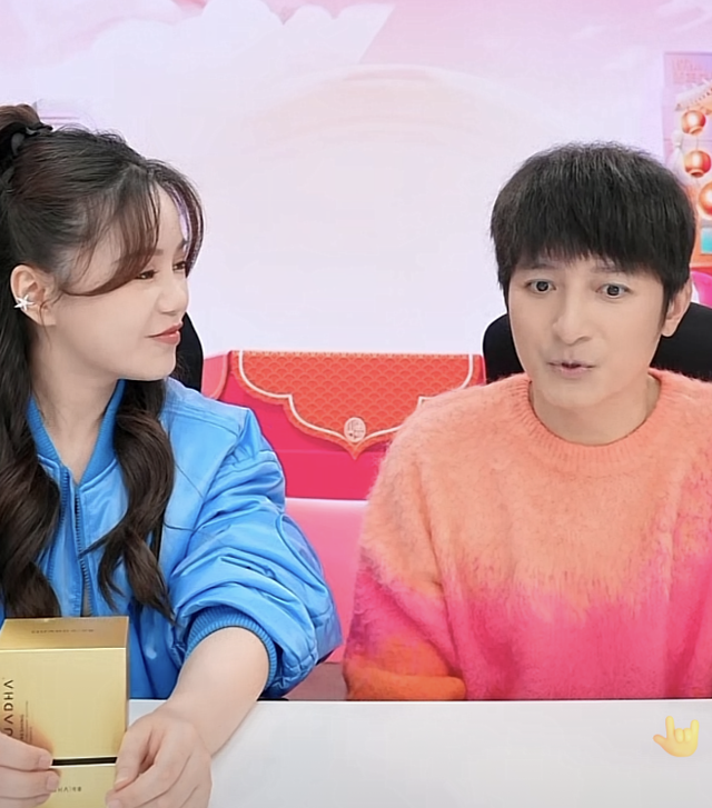 李湘复工引热议!与维嘉合体直播搂搂抱抱,胖出双下巴更显富态