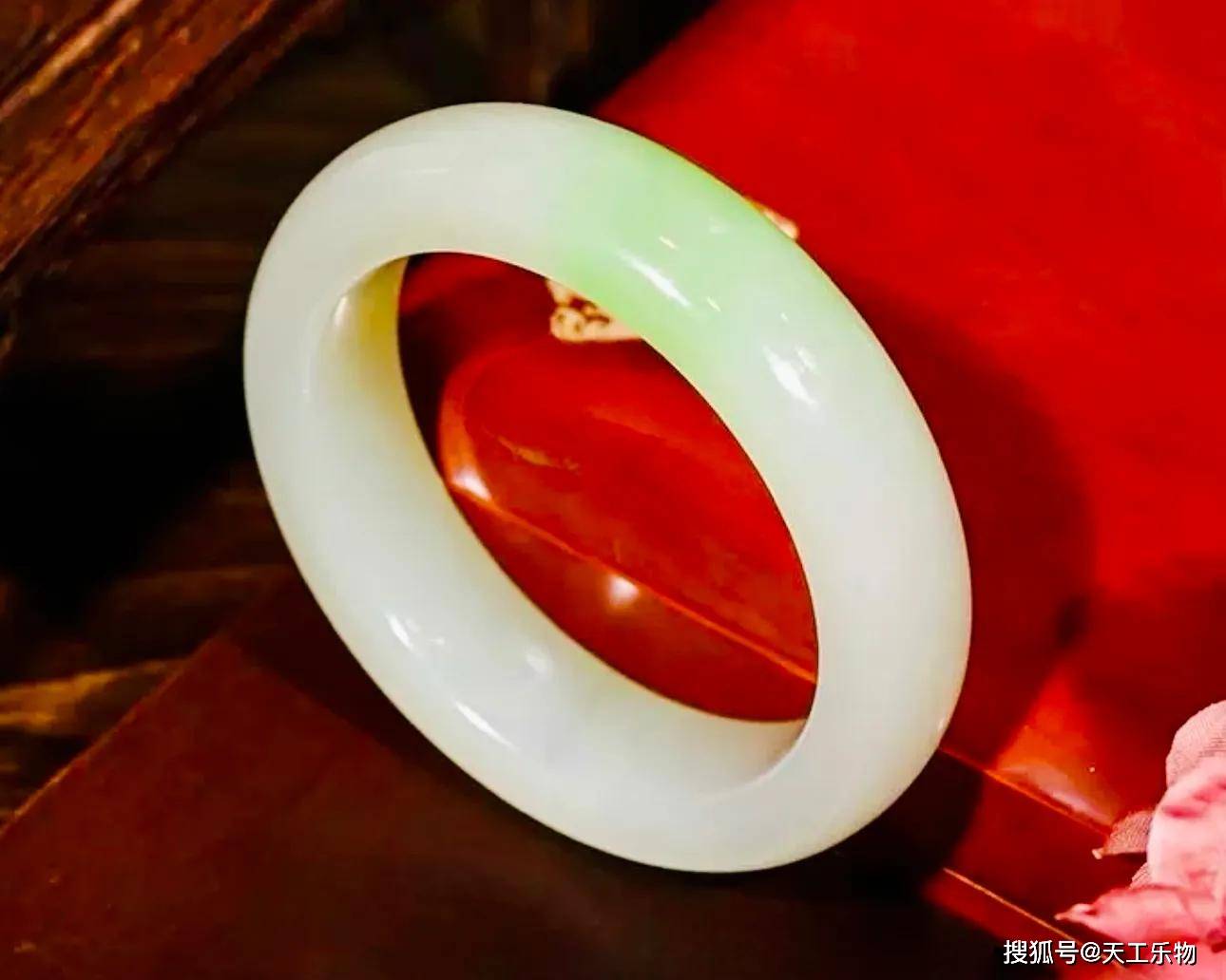青海料就是曾经的"昆仑玉",是一种与和田籽料同根同源,玉质却整体偏水