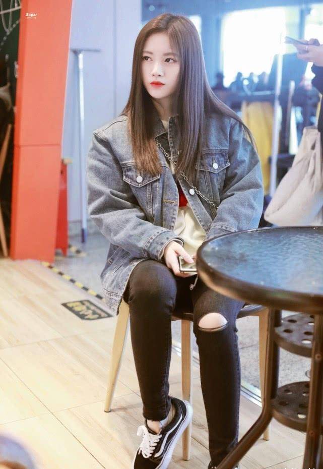 为了显自己身材小巧,鞠婧祎穿鞋子踩床上拍照,直男全沸腾!