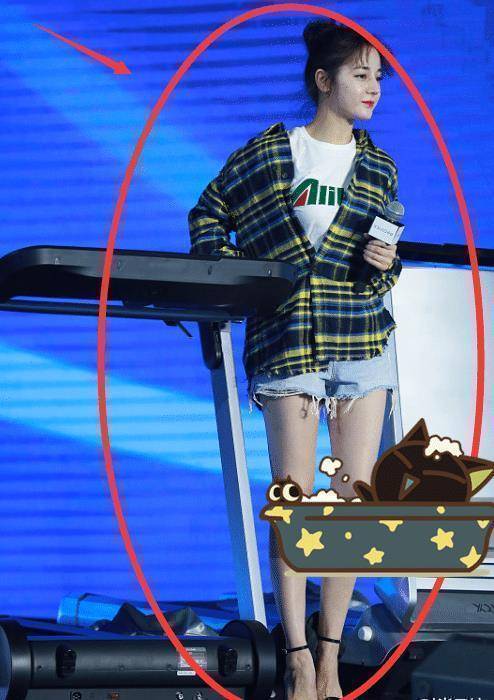 迪丽热巴穿牛仔短裤上舞台,却忘记摄像头存在,连粉丝都为她捏把汗