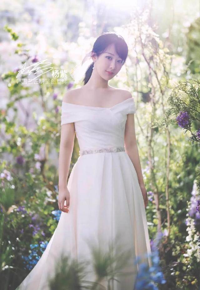 照片上的杨紫一身洁白的婚纱加上简单干练的低马尾,让整个人的气质都