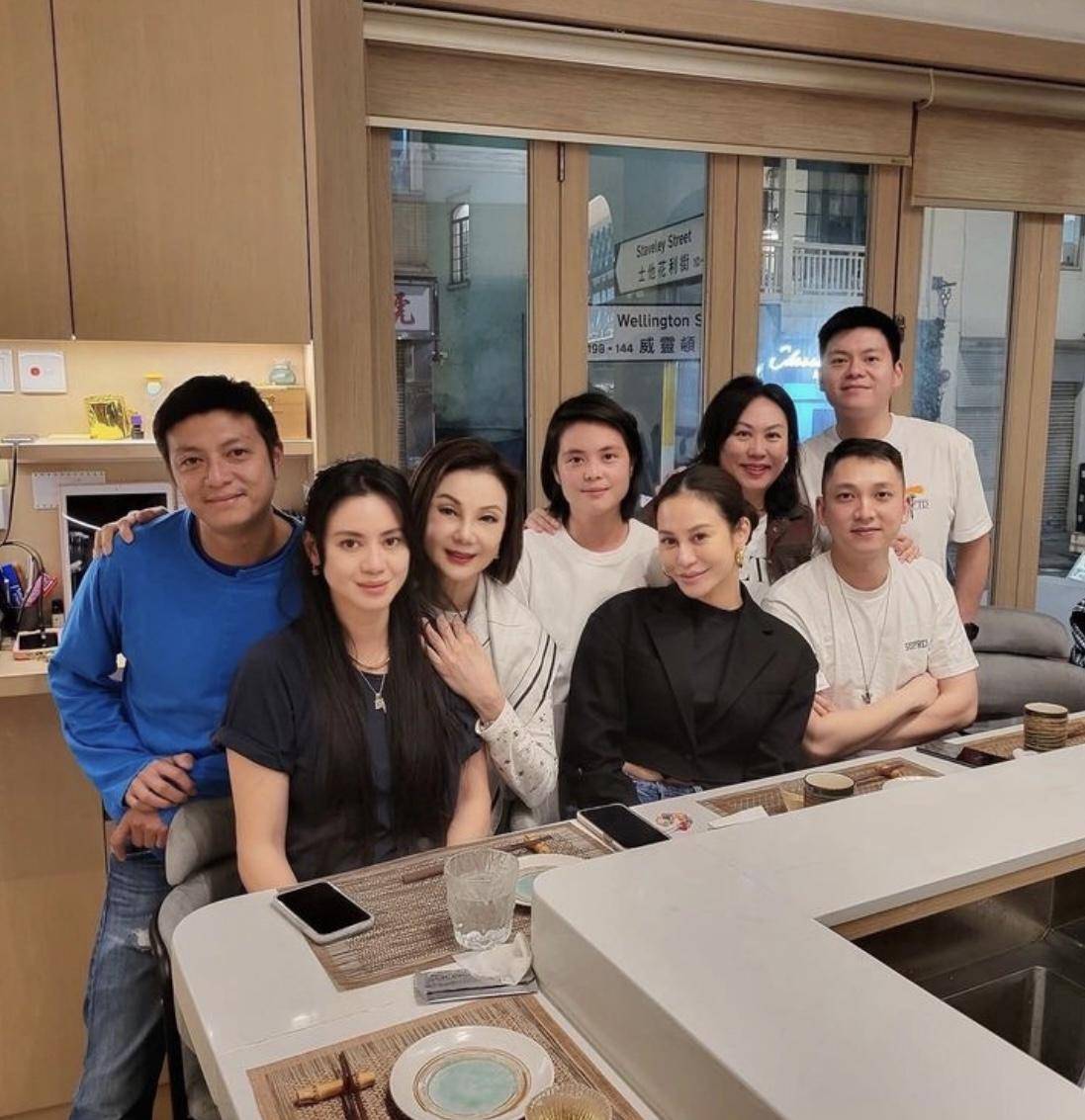 林建岳子女与堂姐弟聚会,合照谢玲玲坐中间,林建名独子帅气抢镜_关系