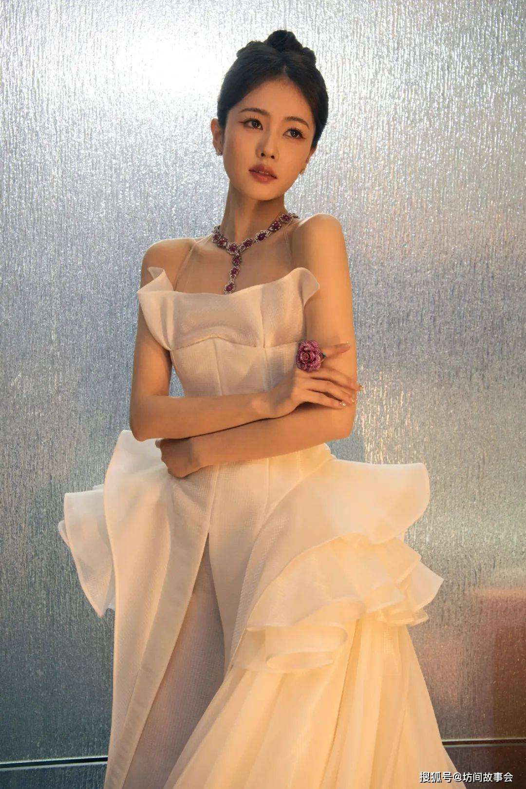 白鹿性感事业线耀眼!抹胸裙艳惊四座_活动_气质_魅力