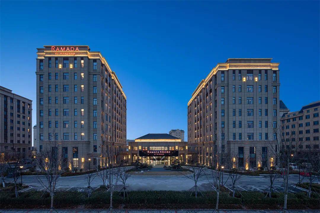 1月22日,青岛胶东国际机场华美达酒店正式开业投入运营,青岛胶东国际