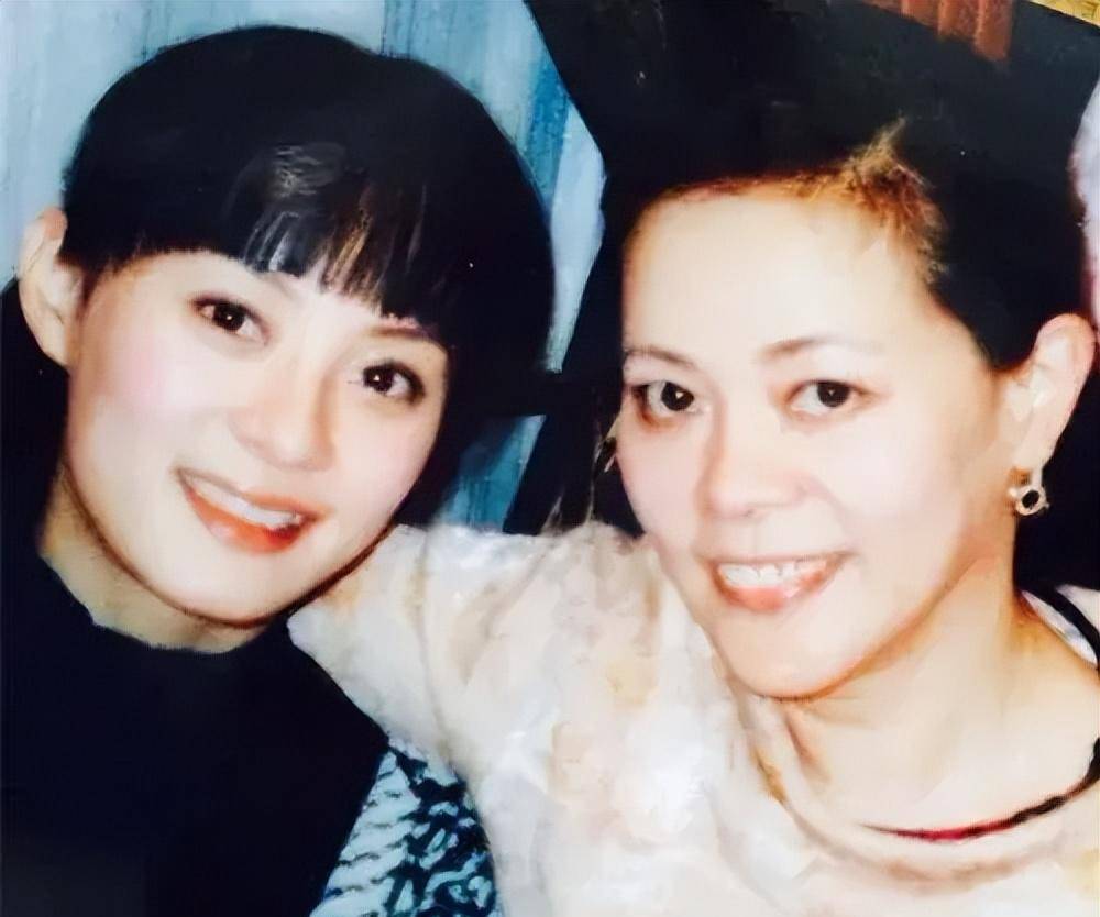 孙俪的父亲,孙志宏,近日在一家上海餐厅的照片被曝光,他的低调深深