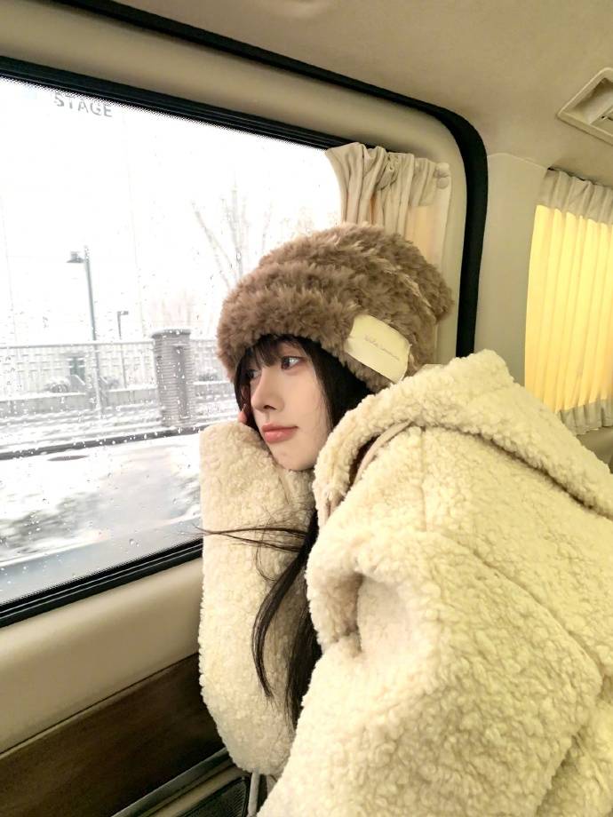 鞠婧祎,林允,李沁,陈都灵大雪中玩嗨了!