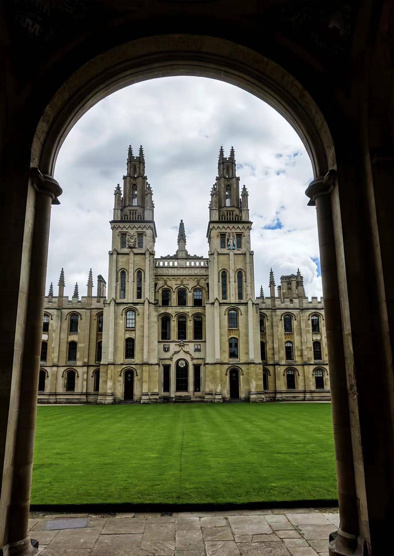 今天,我将带大家走进一座充满神秘与魔法的学院——位于英国牛津大学