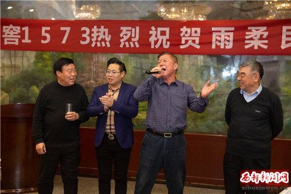 原西北饭店党委书记,董事长康玉科现场献歌一首大合影西安市民宿协会