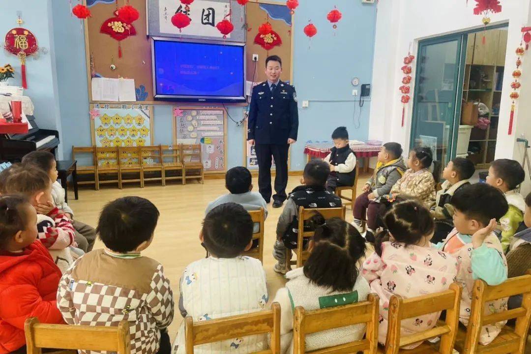 "别样"教师,共促成长——惠济区花园口幼儿园家长进课堂活动