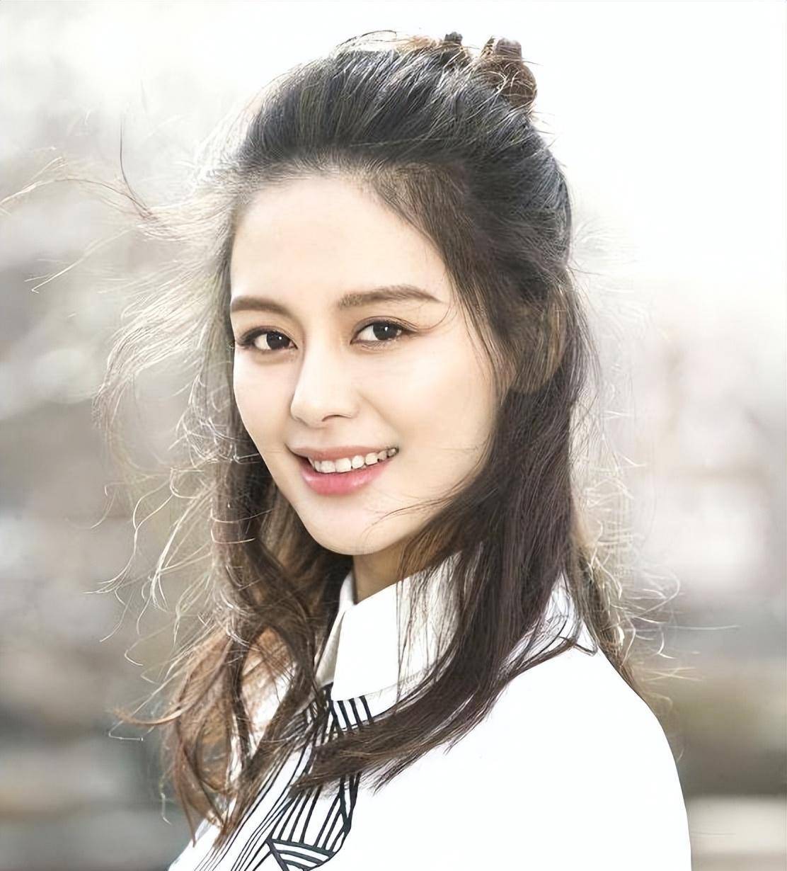 她是胡歌的妻子刘烨的恋人央视亲闺女却红不了