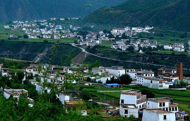 四川有个"小县城",人口只有3万多,但却拥有50多家酒店_旅游_乡城县