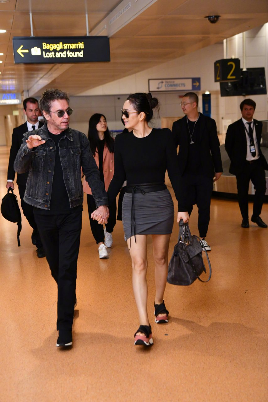 53岁巩俐携71岁男友现身红毯,黑色礼服配丸子头很霸气,男人婆气势十足