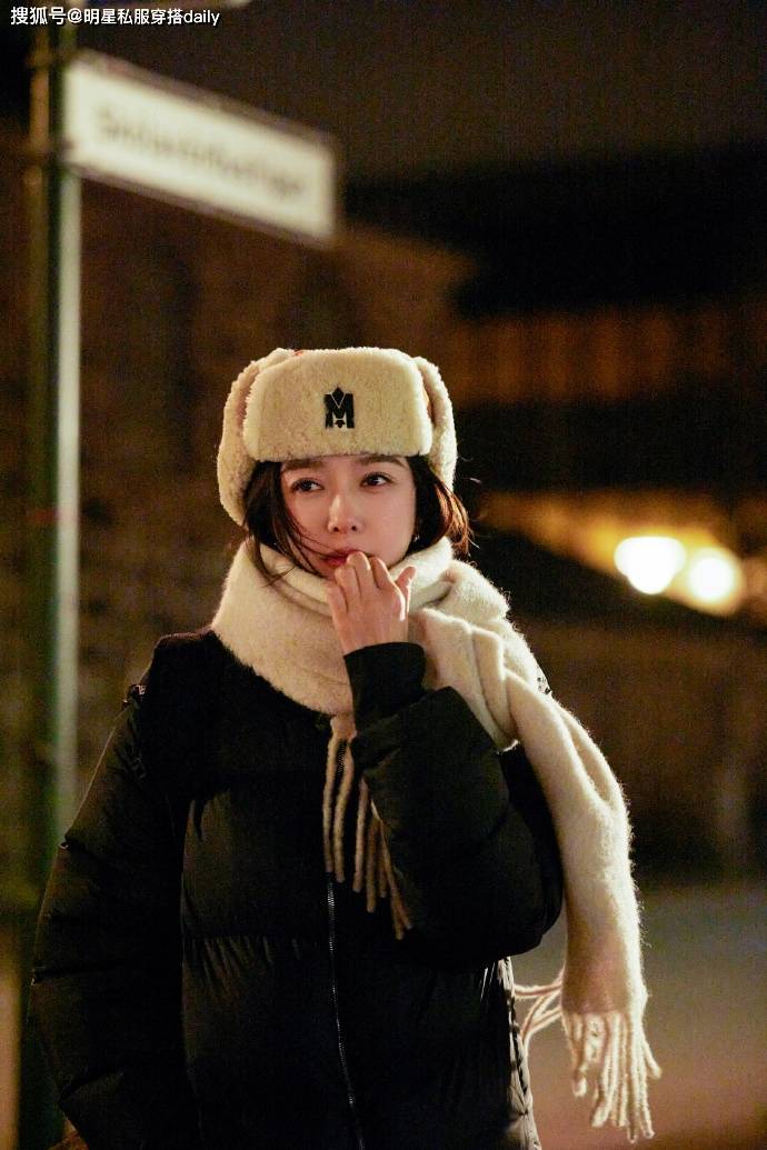 黑色羽绒服米色帽子米色围巾嫩如18岁_情商_美貌_收割机