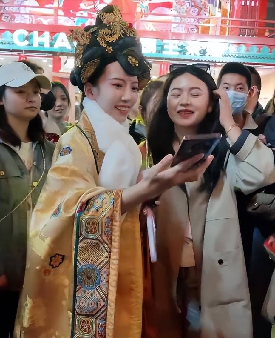 复出之后的皮卡晨再演不倒翁,风光却不在了_孩子_工作_表演