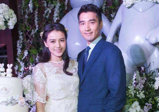 高圆圆赵又廷回家过年!穿红大衣配阔腿裤真时髦_夫妻_感情_网友