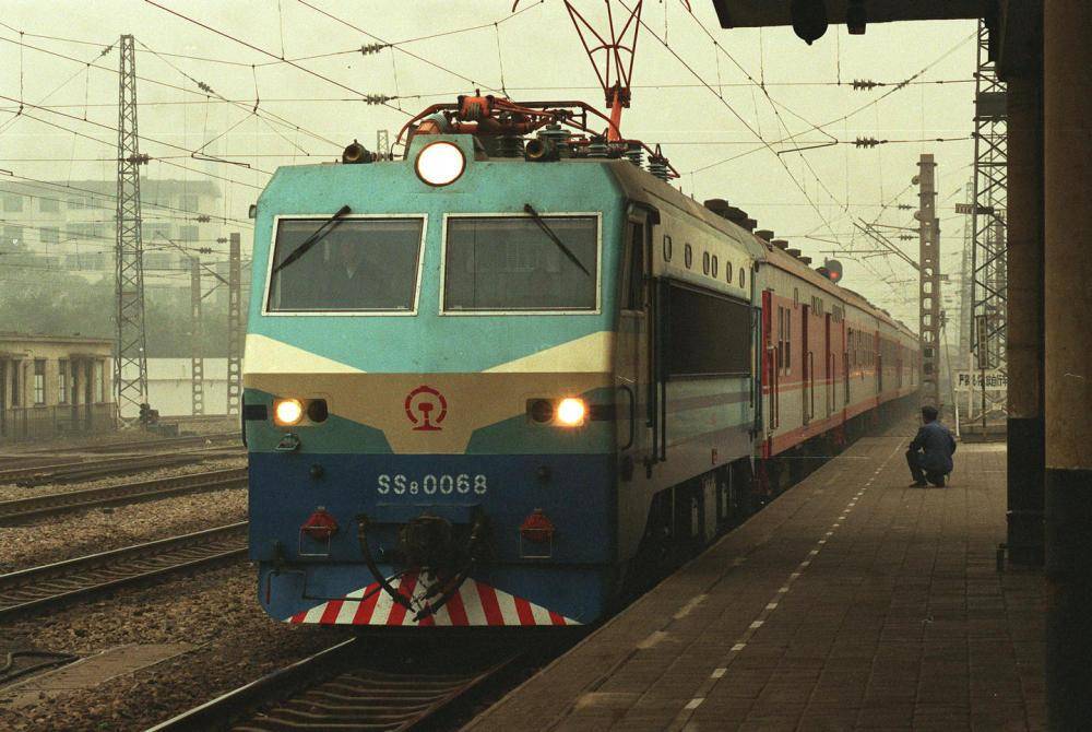 老照片的故事丨从蒸汽机车到高速动车组_新华社_中国_铁路