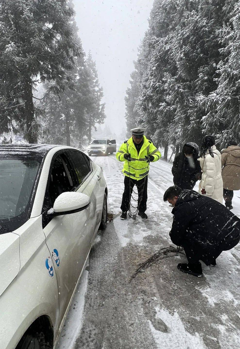 督促車輛加掛防滑鏈,做到平安守護見警察,見警車,見警燈