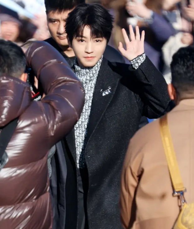 众所周知,王俊凯近期的工作日程非常忙碌,不仅参与了多部影视剧的拍摄