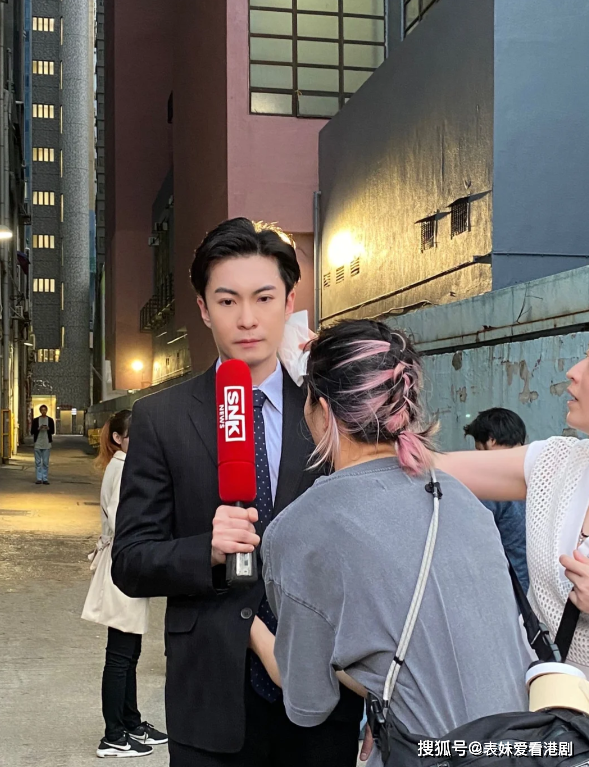 好像还是刚进入tvb没多久的小鲜肉呢,还是蛮适合这种装扮的谭坤伦