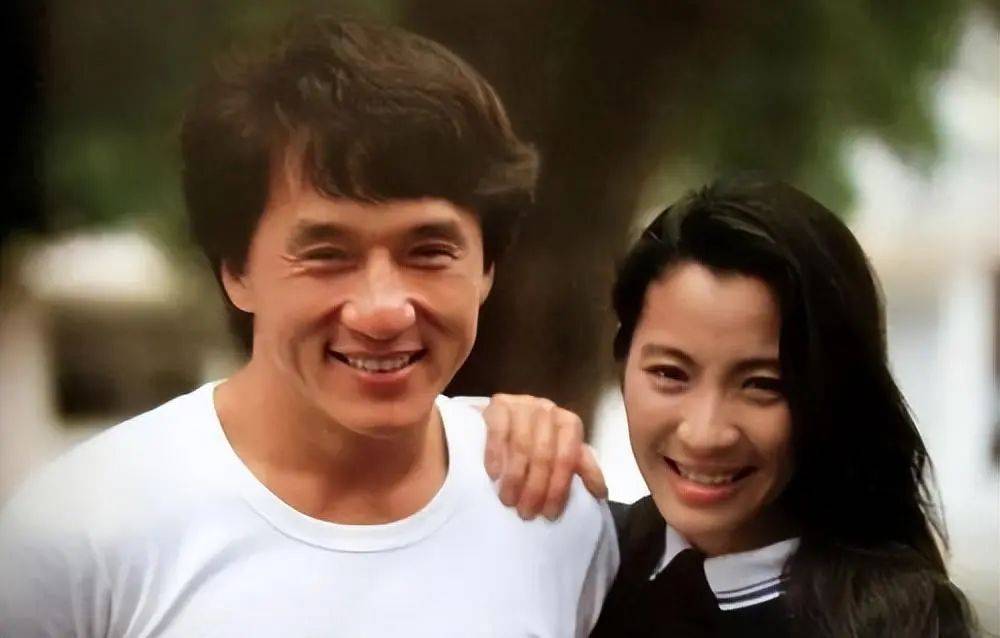 60岁杨紫琼和59岁甄子丹合照,仅差一岁如同两代人,亲密依偎在一起