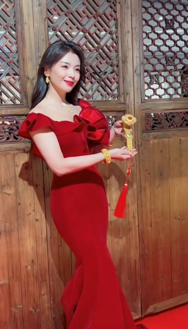 46刘涛穿红色紧身裙秀凹凸有致好身材,曲线过于圆润被质疑穿臀垫_造型