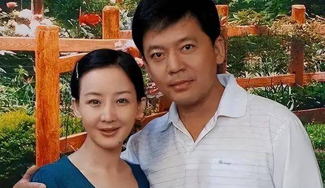对妻子一见钟情,携手相伴三十年,这就是最好的爱情_何政军_范雨_军人
