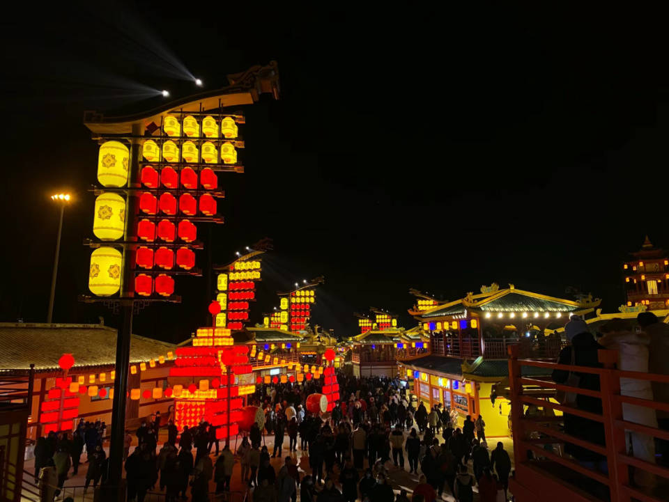 郑州新晋龙年打卡地,人气不输"大唐不夜城",门票免费值得一去_游客