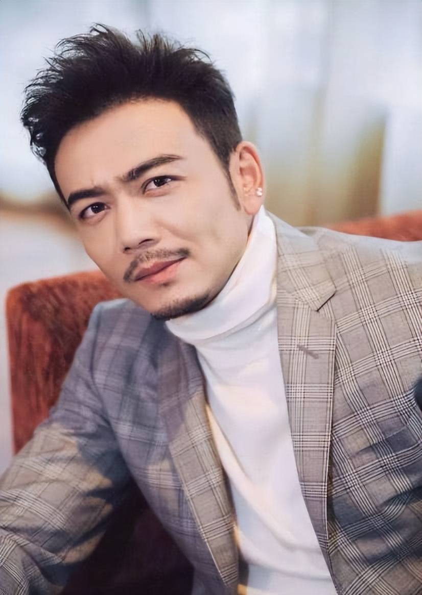 戏里的雷东宝越来越油腻,但戏外的杨烁身高184cm,结实的身材散发着