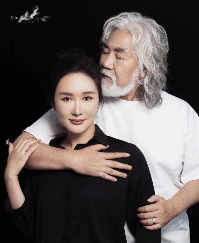 72岁的张纪中与41岁的小娇妻高调秀恩爱,网友看完后瞬间不淡定了_张
