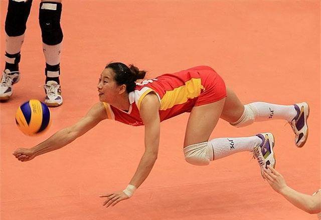 前女排国手王茜近况:嫁2米篮球硬汉继承父业,与儿子亲亲太幸福_父亲