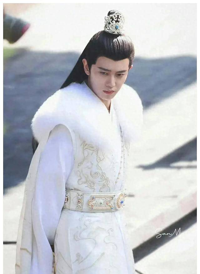 任嘉伦,邓为,成毅:一个裘皮大衣下的三种风采_造型_貂毛_穿着