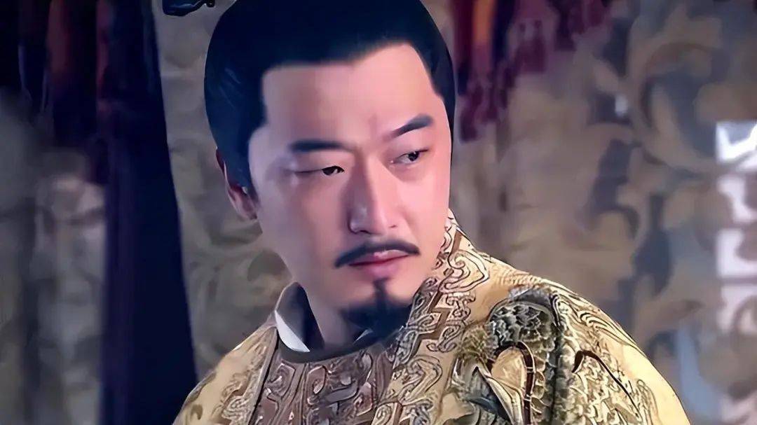 隐现政敌嫉妒之意1126年,岳飞从前线被调回临安,与张俊等供职枢密院