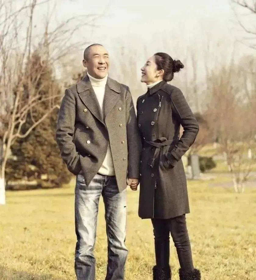 秃头穿风衣尽显大佬风采,老婆比妹妹小5岁_殷旭_风格_时尚