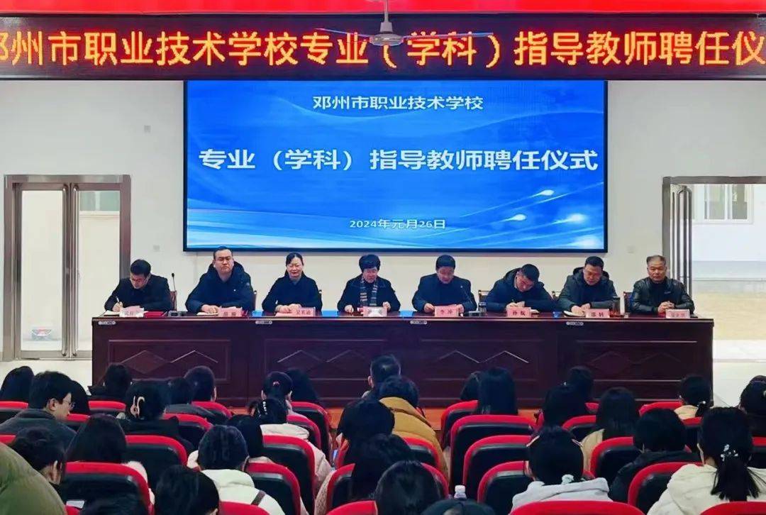 校党委书记刘小莉,副校长李冲,南阳科技职业学院教务处副处长吴英迪