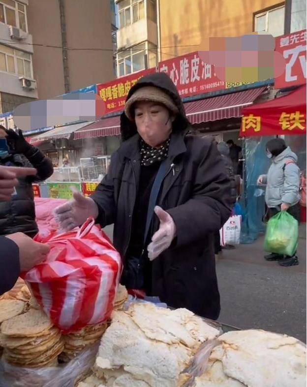 小土豆沈阳早市买鱿鱼被骗,管理员出面砸了她的锅_东北_大妈_游客