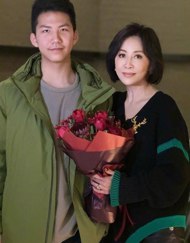 刘嘉玲晒与干儿子合照,感慨康康都长这么大了:胡军基因太强了_网友